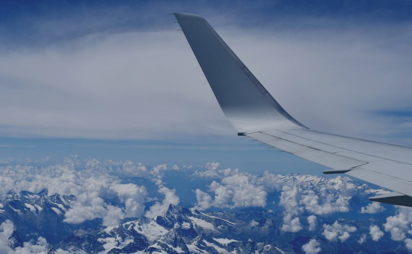 вид из окна самолета на горы, крыло самолета
